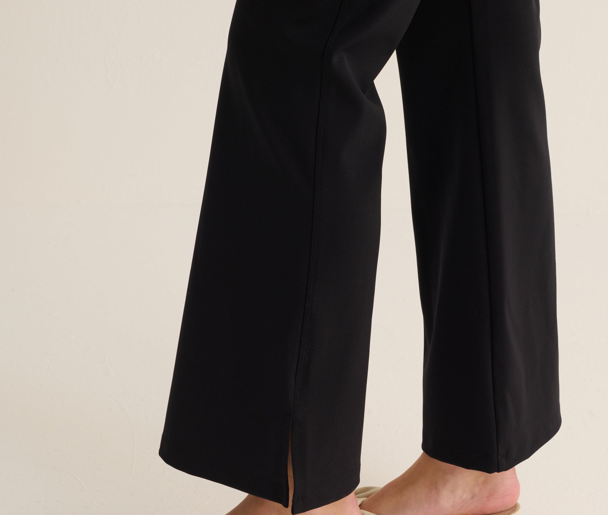 Soft Sculpt Hi-Stretch Kick Flare Leggings in Black