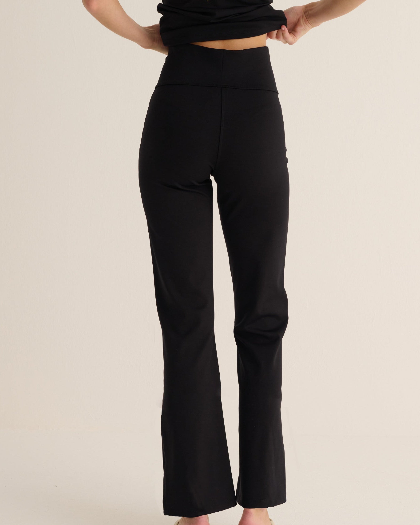 Soft Sculpt Hi-Stretch Kick Flare Leggings in Black