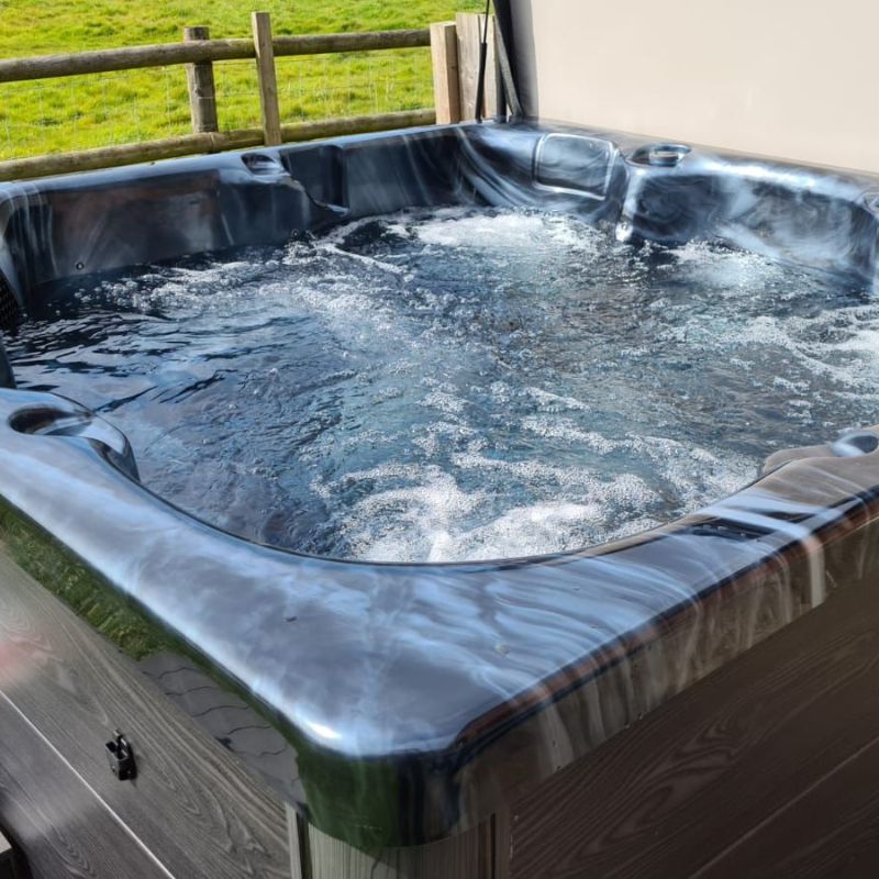 H2O 2500 Series Plug & Play Hot Tub