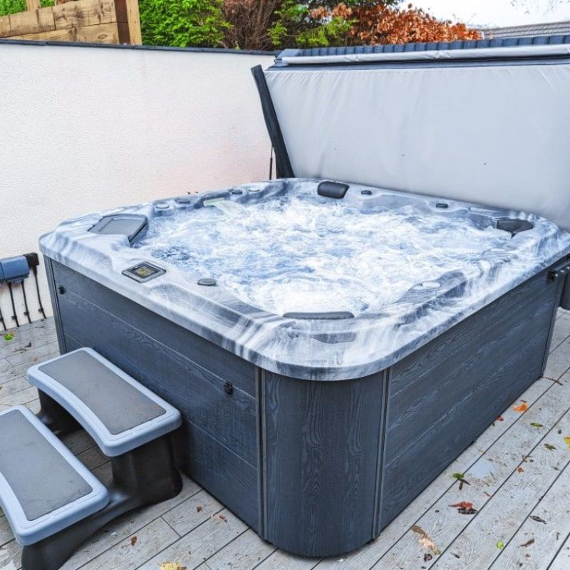 H2O 6000 Series Twin-Pump Plug & Play Hot Tub – 6 Seater